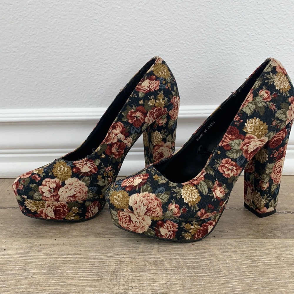 Floral pattern pumps